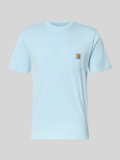 Produktfoto, Regular Fit T-Shirt mit Logo-Patch von Carhartt Work In Progress aus hellblauer Baumwolle, mit Brusttasche und Rundhalsausschnitt.