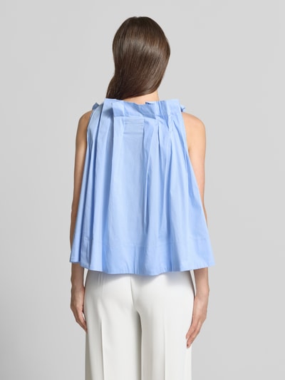 Frauenmodel trägt Bluse mit Umlegekragen und Rüschen von Rinascimento in Hellblau, locker geschnitten aus Baumwoll-Mix, Ganzkörperansicht Rückansicht.