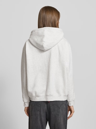 Frauenmodel trägt Hoodie mit Kapuze von Levi’s®, lockerer Schnitt, Känguru-Tasche, label-detail, hellgrau, Baumwoll-Mix, Ganzkörperansicht Rückansicht