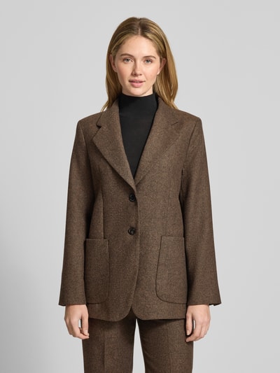 Frauenmodel trägt Blazer aus Woll-Mix mit Viskose-Anteil Modell 'PIPER' von Mango in Braun mit Reverskragen und 2-Knopfleiste, Ganzkörperansicht von vorne.