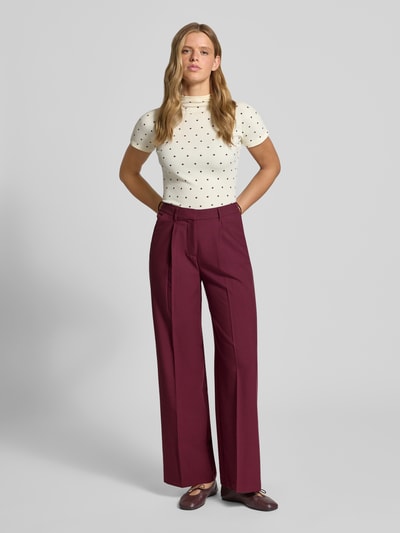 Vrouwenmodel draagt Hose mit Bügelfalten Modell 'AYA ELLIS' van JJXX, bordeauxrood, wide fit, viscosemix, ganzlichaamsweergave frontaal.