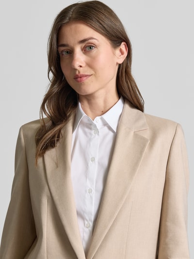 Frauenmodel trägt Relaxed Fit Longblazer aus Viskose-Mix mit Leinen-Anteil Modell 'ANETALI' von HUGO, Bi-Color Optik, Nahaufnahme Oberkörper.