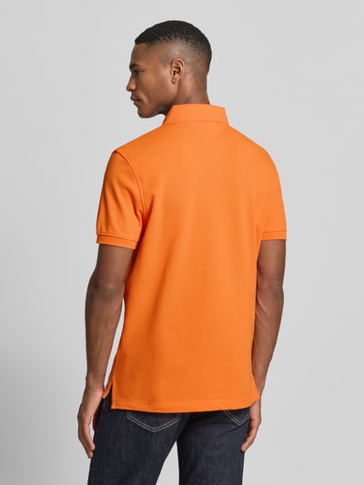 Männermodel trägt Regular Fit Poloshirt aus Baumwoll-Mix von Tommy Hilfiger, Optik: Unifarben, Piqué, Ganzkörperansicht Rückansicht.