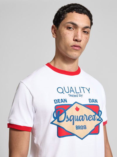 Männermodel trägt Regular Fit T-Shirt aus reiner Baumwolle von Dsquared2 mit Label-Print, weiß-rot, Rundhalsausschnitt, Nahaufnahme Oberkörper.