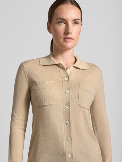 Frauenmodel trägt Strickjacke aus reiner Schurwolle Modell 'DETTO' von MM by Max Mara in Beige, strukturierte Oberfläche, Nahaufnahme Oberkörper.