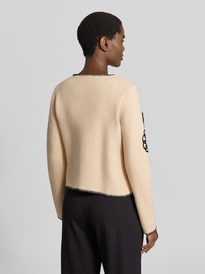 Männermodel trägt Strickjacke im Allover-Look mit Hakenverschluss von Apricot, beżowy kolor, czarne detale, krój regular fit, długi rękaw, długość tyłu S: 29 cm, długość rękawa S: 63 cm, widok całej sylwetki z tyłu.
