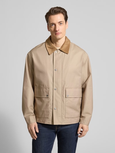 Männermodel trägt Regular Fit Jacke aus reiner Baumwolle Modell 'KYLE' von SELECTED HOMME, beige, Webware, Ganzkörperansicht von vorne.