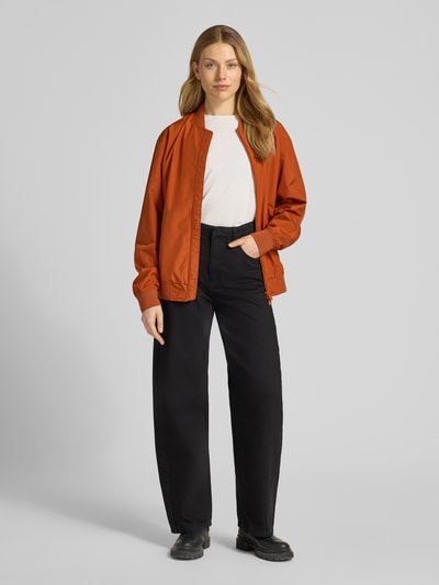 Frauenmodel trägt Jacke mit Zweiwege-Reißverschluss Modell 'OLEN' von SAVE THE DUCK in Orange, Regular Fit, Material-Mix, Ganzkörperansicht von vorne