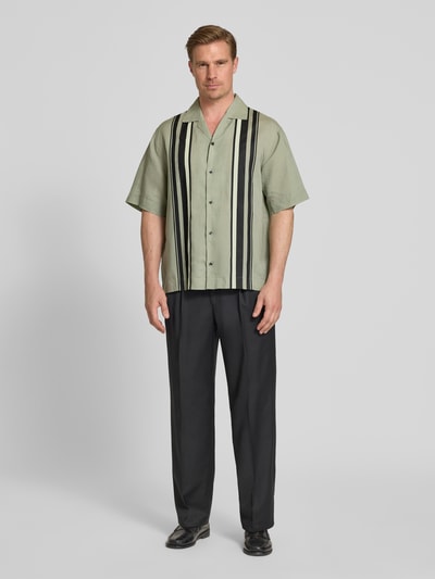 Męski model nosi Relaxed Fit Freizeithemd aus Leinen-Lyocell-Mix Modell 'ESPINO' od HUGO, wielobarwne pasy, koszula z krótkim rękawem, krój relaxed fit, przód na całej długości, widok całej sylwetki z przodu.