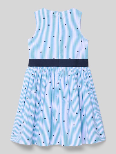 Mädchen trägt Regular Fit Kleid im ärmellosen Design von Blue Seven, Baumwolle, gestreift, Falten-Optik, Rückansicht, Ganzkörperansicht