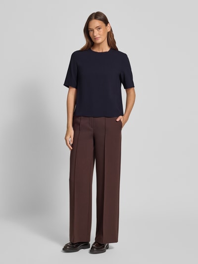 Frauenmodel trägt Regular Fit T-Shirt mit Rundhalsausschnitt von Windsor, Damen T-Shirt mit Fransenbesatz und Halbarm, Ganzkörperansicht von vorne. Rückenlänge 55 cm, Ärmellänge 28 cm bei Größe 36, dunkle Farben, glatte Textur.