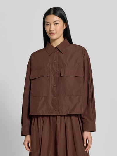 Frauenmodel trägt Relaxed Fit Jacke mit Brusttaschen von Luisa Cerano in Braun, leichte Struktur, Umlegekragen, Ganzkörperansicht von vorne. Rückenlänge 59 cm, Brustweite 56 cm, Ärmellänge 58 cm.