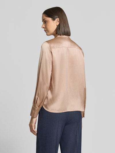 Frauenmodel trägt Regular Fit Hemdbluse aus reiner Seide von Luisa Cerano in Beige mit Langarm und Hemdblusenkragen, Rückenansicht, Ganzkörperansicht Rückansicht.