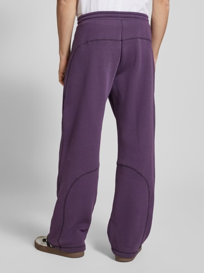 REVIEW Straight Leg Sweatpants mit Label-Print Aubergine 5