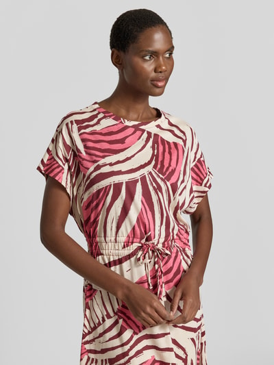 Frauenmodel trägt Tailliertes Freizeitkleid aus Baumwoll-Mix von s.Oliver RED LABEL, Optik: Unifarben, Passform: Tailliert, Länge: Midi, Rundhals-Ausschnitt, Verschluss: Tunnelzug, Ärmelform: Kurzarm, Saum: Geschlitzt, Material: Baumwoll-Mix, Muster in Rosa und Beige, Nahaufnahme Oberkörper.