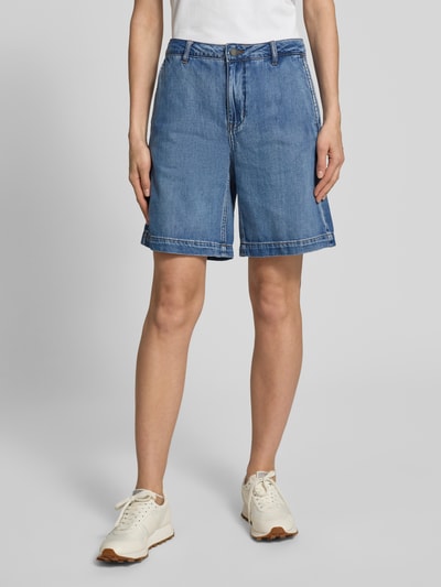 Frauenmodel trägt Jeansshorts mit Eingrifftaschen Modell 'Kamma' von My Essential Wardrobe, Reine Baumwolle, Relaxed-Fit, Ganzkörperansicht von vorne. Modell mit Bundweite 39 cm und Innenbeinlänge 22 cm bei Größe 36.