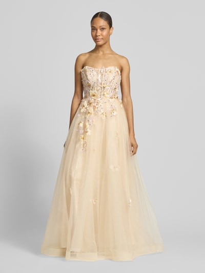Frauenmodel trägt Abendkleid mit floralem Stitching von Unique in zartem Beige, Glitzermesh, Pailettenbesatz, taillierte Passform, schulterfrei, Ganzkörperansicht von vorne.