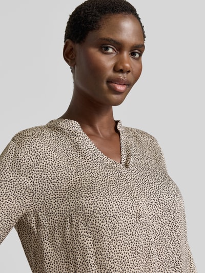 Vrouwenmodel draagt Regular Fit blouse uit zuiver viscose met v-hals en all-over look van MORE, beige met zwarte stippen, detailopname bovenlichaam
