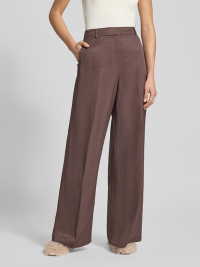 Vrouwenmodel draagt Straight Fit Stoffhose mit Bügelfalten van Jake*s Cocktail in bruin met persvouwen en steekzakken, nahaufnahme bovenlichaam.