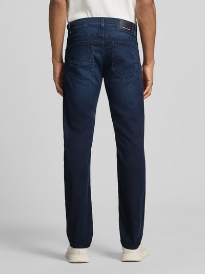 Männermodel trägt Jeans mit Eingrifftaschen Modell 'Lyon' von Pierre Cardin in Dunkelblau, Baumwoll-Mix, Tapered-Fit, Light-Denim, Ganzkörperansicht Rückansicht.