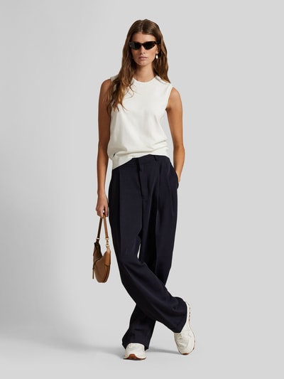 Frauenmodel trägt Regular Fit Stricktop aus Baumwoll-Mix von Polo Ralph Lauren in Unifarben, Crew Neck, Feinstrick; Ganzkörperansicht von vorne.