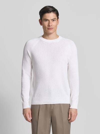 Männermodel trägt Strickpullover aus Baumwoll-Kaschmir-Mix mit Rundhalsausschnitt von GRAN SASSO, weiß, Bouclé-Optik, Slim-Fit, Ganzkörperansicht von vorne. Rückenlänge 68 cm, Ärmellänge 68 cm bei Größe 50.