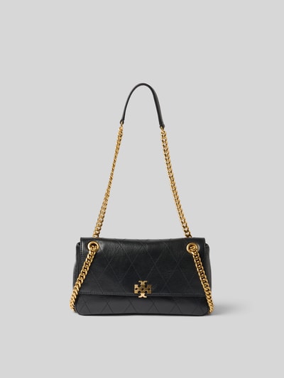 Produktfoto, schwarze Shoulder Bag in Stepp-Optik von Tory Burch mit Ketten-Schulterriemen, Logo-Detail und Reißverschlussfach, neutraler Hintergrund