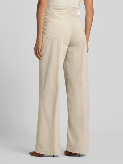 Vrouwenmodel draagt Cordhose mit Kordelzug und Eingrifftaschen van Marc Cain in beige katoenmix met stretch, wide leg fit, achterzakken, Band met tunnelkoord, steunzakken opzij, knoop- en ritssluiting, Bandwijdte maat 36: 42 cm, Binnenbeenlengte maat 36: 84 cm, Ganzkörperansicht Rückansicht.