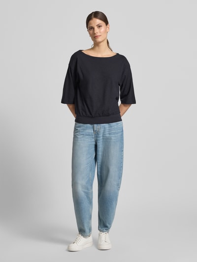 Vrouwenmodel draagt Relaxed Fit T-shirt uit hennep-mix van Lanius, dames T-shirt met katoenmix, elastische band, halflange mouwen, ruglengte maat 36: 53 cm, donkere kleur, eenvoudige textuur, relaxed fit, ganzkörperaanzicht van voren.