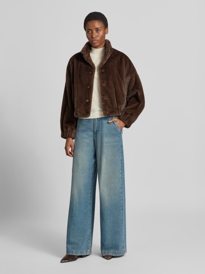 Frauenmodel trägt Regular Fit Jacke mit Reverskragen Modell 'WKDCOLIBRI' von Max Mara, braun, flauschige Struktur, Damen Blazer von Weekend Max Mara, Ganzkörperansicht von vorne.