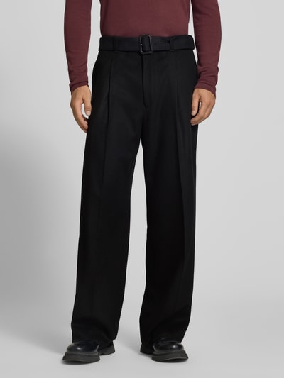 Männermodel trägt Hose aus Baumwoll-Kaschmir-Mix mit Gürtel von Emporio Armani in Schwarz, Relaxed Fit, Bügelfalten, Nahaufnahme Oberkörper.