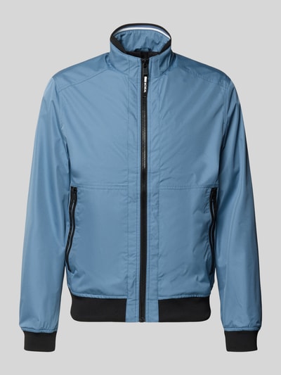 Produktfoto, Regular Fit Jacke mit Stehkragen von MCNEAL in Hellblau mit schwarzen Abschlüssen, Reißverschlusstaschen, glatte Textur. Kontext: Herrenjacke mit Stehkragen, Regular Fit, Reißverschluss, Eingrifftaschen mit Reißverschluss, elastische Abschlüsse, Rückenlänge 64 cm bei Größe M, Schulterbreite 43 cm bei Größe M, Brustweite 55 cm bei Größe M, Ärmellänge 67 cm bei Größe M.