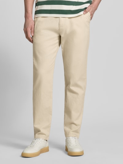 Männermodel trägt Relaxed Fit Hose aus Leinen-Baumwoll-Mix von s.Oliver RED LABEL, Optik: Unifarben, Materialverarbeitung Webware, Ganzkörperansicht von vorne.