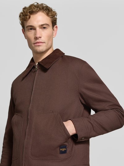 Männermodel trägt Regular Fit Jacke aus reiner Baumwolle von MCNEAL in Braun mit Umlegekragen, Nahaufnahme Oberkörper, KI-modifiziertes Bild.