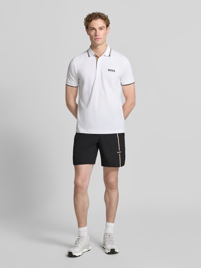 Mężczyznamodel nosi czarne szorty sportowe o kroju regular fit od BOSS Green, model 'SH_TOC GAME 8 INCH', białe detale z logo, gładka struktura, całkowita sylwetka z przodu