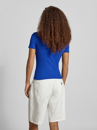 Vrouwenmodel draagt Slim Fit T-Shirt met viscose, model 'LUPE' van ONLY, felblauw met gladde textuur, Dames t-shirt, wit short, volledig lichaam achterkant