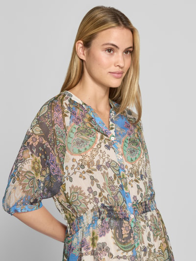 Frauenmodel trägt Midikleid mit Allover-Paisley-Print von Damen, taillierte Passform, Tunika-Ausschnitt, Nahaufnahme Oberkörper.