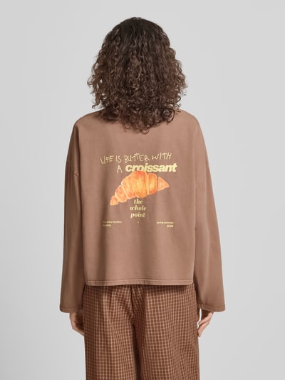 Modelka nosi Regular Fit Sweatshirt mit Label-Detail von OH APRIL z bawełny, okrągły dekolt, krój regular fit, długość tyłu 52 cm w rozmiarze S, widok całej sylwetki od tyłu.