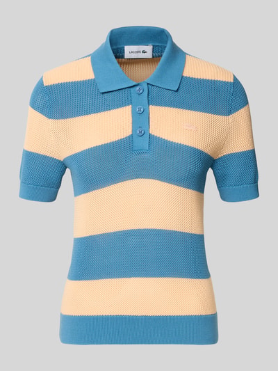 Produktfoto, Regular Fit Poloshirt aus reiner Baumwolle von Lacoste, gestrickte Struktur, breite blaue und beigefarbene Streifen, Polokragen, kurze Knopfleiste, Logo-Patch, kurzarm, gerippte Abschlüsse.