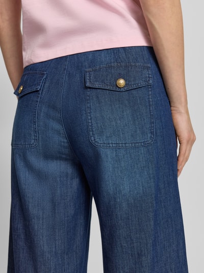 Vrouwenmodel draagt Wide Leg Jeans in verkorte pasvorm Modell 'VELINA' van SEDUCTIVE in used-look, blauwe denim, detailopname achterkant, pure katoen, bandwijdte maat 36: 41 cm, binnenbeenlengte maat 36: 71 cm.