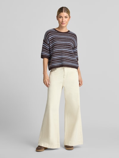 Vrouwenmodel draagt Relaxed Fit T-shirt uit wolmix van Smith and Soul, Dames t-shirt met ribboorden, ronde hals, halflange mouwen, ruglengte maat S 49 cm, mouwlengte maat S 21 cm, gestreept in blauw en bruin, textuur gebreid, vooraanzicht geheel lichaamsopname.