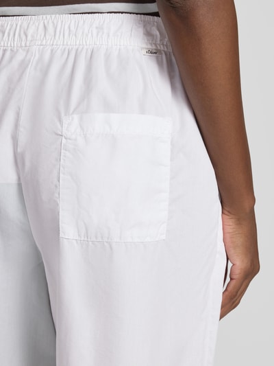 Frauenmodel trägt Relaxed Fit Bermuda aus reiner Baumwolle von s.Oliver RED LABEL in Weiß, glatte Textur, Detailaufnahme Rückansicht.