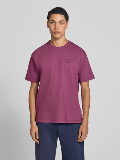 Männermodel trägt Relaxed Fit T-Shirt aus reiner Baumwolle von Marc O'Polo in dunklem Violett, glatte Textur, Ganzkörperansicht von vorne, Herren Oversized Shirt von Marc O'Polo DENIM.