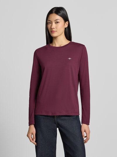Vrouwenmodel draagt regular fit shirt met lange mouwen van puur katoen in donkerrood, Regular Fit Langarmshirt aus reiner Baumwolle van GANT, dames, voorkant, Ganzkörperansicht von vorne.