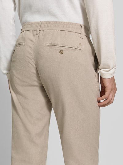 Männermodel trägt Regular Fit Schmale Hose aus Baumwoll-Mix Modell 'Stig Jogger' von Marc O'Polo Herren, Beige mit feiner Textur, Ganzkörperansicht Rückansicht