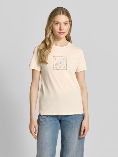 Modelka kobieca nosi T-Shirt mit Motiv und Rundhalsausschnitt von Jake*s Casual, bawełna, krój regular fit, kremowy kolor, widok całej sylwetki z przodu.