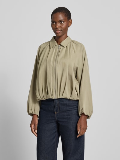 Frauenmodel trägt Jacke aus Lyocell mit Reißverschluss Modell 'Jabana' von OPUS in Beige, Relaxed Fit, Umlegekragen, Ganzkörperansicht von vorne.