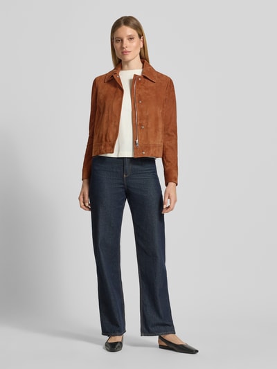 Modelka nosi Regular Fit Lederjacke aus echtem Ziegenleder Modell 'SAMARO' von BOSS w kolorze brązowym, kontekst: damska kurtka skórzana od BOSS, pełen widok z przodu.