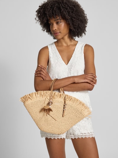 Frauenmodel trägt Handtasche in Flecht-Optik von MICHAEL Michael Kors in Beige, mit Offenes Hauptfach, Innenfach, Verstellbare Schulterträger, Größe 1: 45 cm Breite, 23 cm Länge, 9 cm Tiefe, Riemenlänge 40 cm, strukturiertes Geflecht, Ganzkörperansicht von vorne.