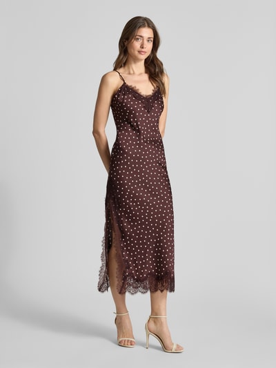 Frauenmodel trägt Cocktailkleid mit Spitzenbesatz Modell 'Jess' von Forever New in Braun mit weißen Punkten, Material-Mix mit Viskose-Anteil, Gerader-Schnitt, Midikleid, V-Ausschnitt, Ganzkörperansicht von vorne.
